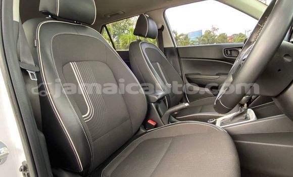 Buy Used Hyundai Verna White Car in Lucea in Hanover Buy Used Hyundai Verna White Car in Lucea in Hanover