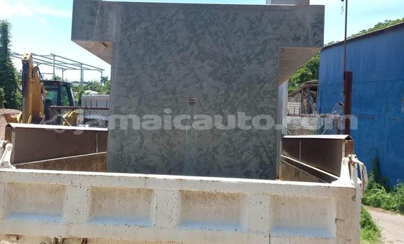 Buy Used Isuzu FTR 850 White Truck in Port Antonio in Portland Buy Used Isuzu FTR 850 White Truck in Port Antonio in Portland