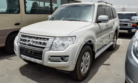 Acheter Import Voiture Mitsubishi Pajero Blanc à Import - Dubai, Clarendon Acheter Import Voiture Mitsubishi Pajero Blanc à Import - Dubai, Clarendon