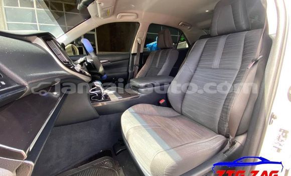 Buy Used Toyota Crown White Car in Lucea in Hanover Buy Used Toyota Crown White Car in Lucea in Hanover