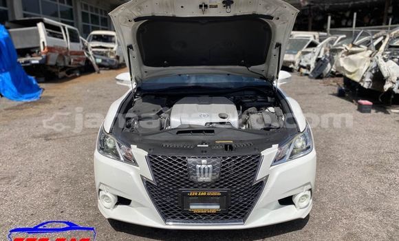 Buy Used Toyota Crown White Car in Lucea in Hanover Buy Used Toyota Crown White Car in Lucea in Hanover