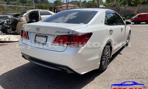 Buy Used Toyota Crown White Car in Lucea in Hanover Buy Used Toyota Crown White Car in Lucea in Hanover