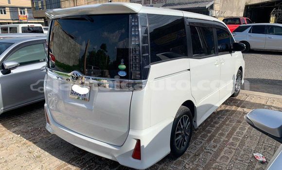 Buy Used Toyota Voxy White Car in Import - Dubai in Clarendon Buy Used Toyota Voxy White Car in Import - Dubai in Clarendon