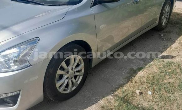 Buy Used Nissan Teana White Car in Lucea in Hanover