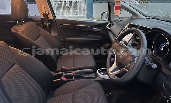 Buy Used Honda FIT White Car in May Pen in Clarendon Buy Used Honda FIT White Car in May Pen in Clarendon