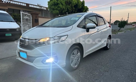 Buy Used Honda FIT White Car in May Pen in Clarendon Buy Used Honda FIT White Car in May Pen in Clarendon