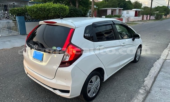 Buy Used Honda FIT White Car in May Pen in Clarendon Buy Used Honda FIT White Car in May Pen in Clarendon