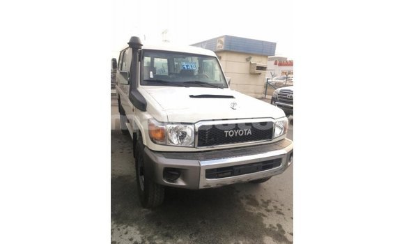 Acheter Import Voiture Toyota Land Cruiser Blanc à Import - Dubai, Clarendon Acheter Import Voiture Toyota Land Cruiser Blanc à Import - Dubai, Clarendon