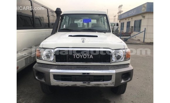 Acheter Import Voiture Toyota Land Cruiser Blanc à Import - Dubai, Clarendon Acheter Import Voiture Toyota Land Cruiser Blanc à Import - Dubai, Clarendon