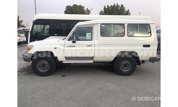Acheter Import Voiture Toyota Land Cruiser Blanc à Import - Dubai, Clarendon Acheter Import Voiture Toyota Land Cruiser Blanc à Import - Dubai, Clarendon