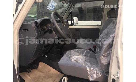 Acheter Import Voiture Toyota Land Cruiser Blanc à Import - Dubai, Clarendon Acheter Import Voiture Toyota Land Cruiser Blanc à Import - Dubai, Clarendon