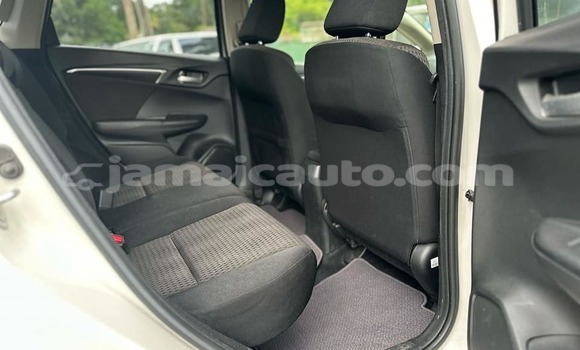 Buy Used Honda FIT White Car in May Pen in Clarendon Buy Used Honda FIT White Car in May Pen in Clarendon
