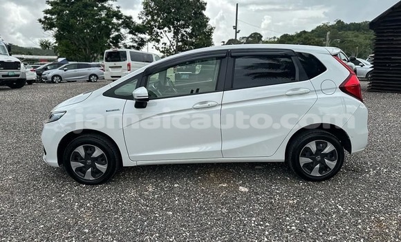 Buy Used Honda FIT White Car in May Pen in Clarendon Buy Used Honda FIT White Car in May Pen in Clarendon