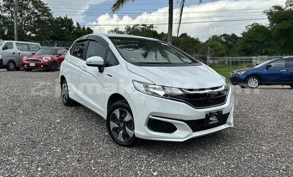 Buy Used Honda FIT White Car in May Pen in Clarendon Buy Used Honda FIT White Car in May Pen in Clarendon