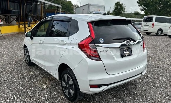 Buy Used Honda FIT White Car in May Pen in Clarendon Buy Used Honda FIT White Car in May Pen in Clarendon