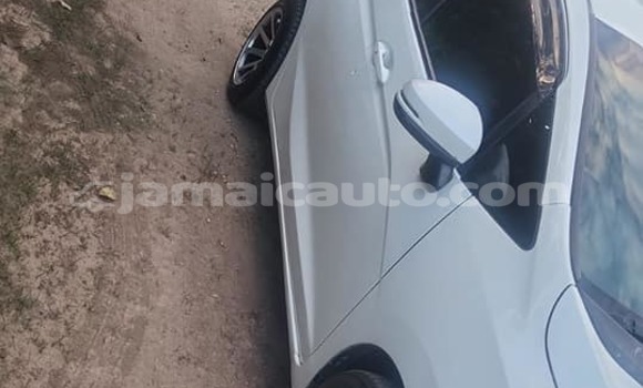 Buy Used Honda FIT White Car in May Pen in Clarendon Buy Used Honda FIT White Car in May Pen in Clarendon