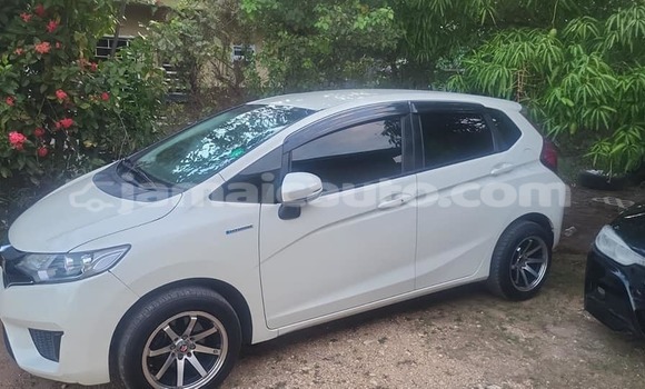 Buy Used Honda FIT White Car in May Pen in Clarendon Buy Used Honda FIT White Car in May Pen in Clarendon