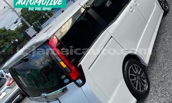 Buy Used Toyota Noah White Car in Savanna la Mar in Westmoreland Buy Used Toyota Noah White Car in Savanna la Mar in Westmoreland