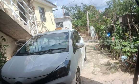 Buy Used Toyota Vitz White Car in Savanna la Mar in Westmoreland Buy Used Toyota Vitz White Car in Savanna la Mar in Westmoreland