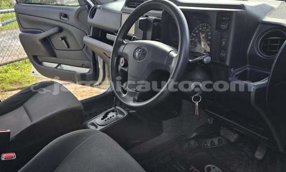 Buy Used Toyota Probox White Car in May Pen in Clarendon Buy Used Toyota Probox White Car in May Pen in Clarendon