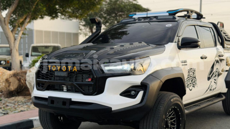 Big with watermark toyota hilux clarendon import dubai 5336