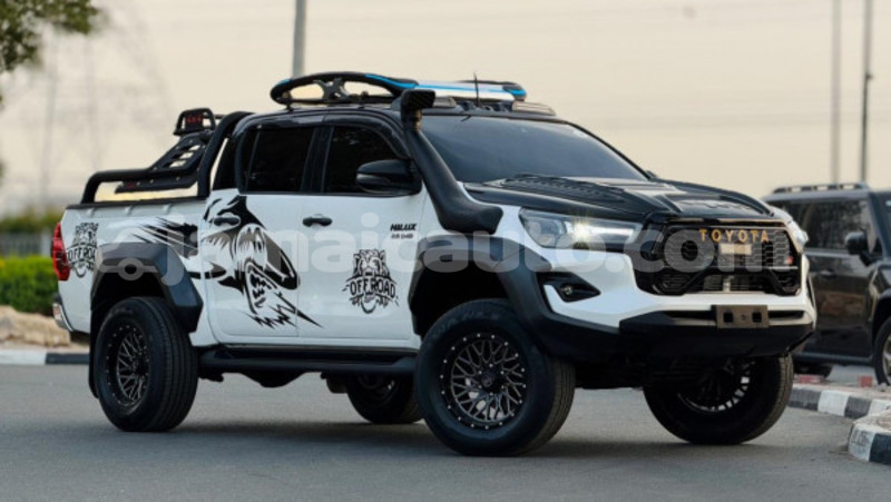 Big with watermark toyota hilux clarendon import dubai 5336