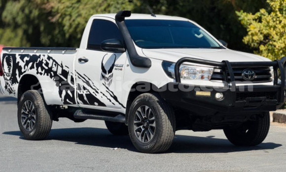 Buy Used Toyota Hilux White Car in Import - Dubai in Clarendon