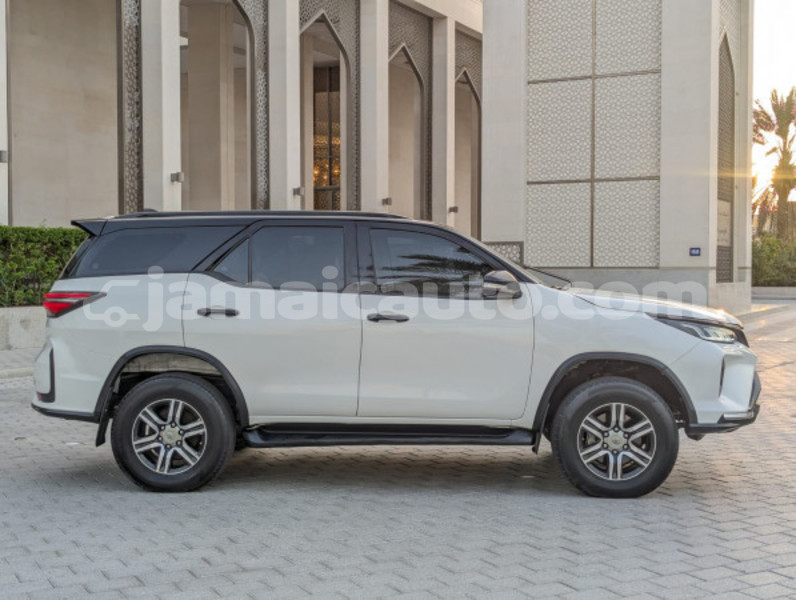 Big with watermark toyota fortuner clarendon import dubai 5369