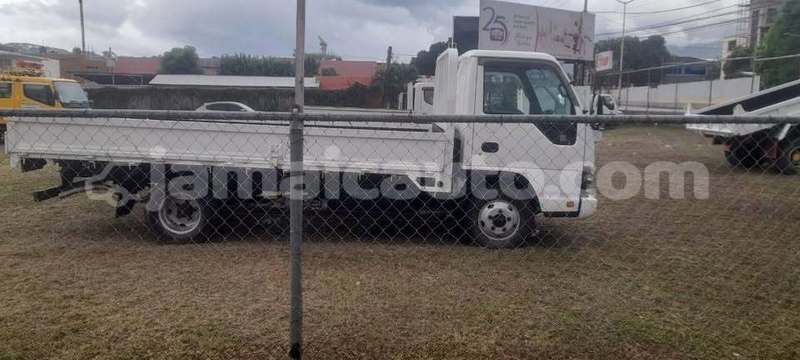 Big with watermark nissan evalia clarendon import dubai 5398