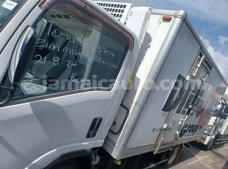 Big with watermark nissan ud clarendon import dubai 5399