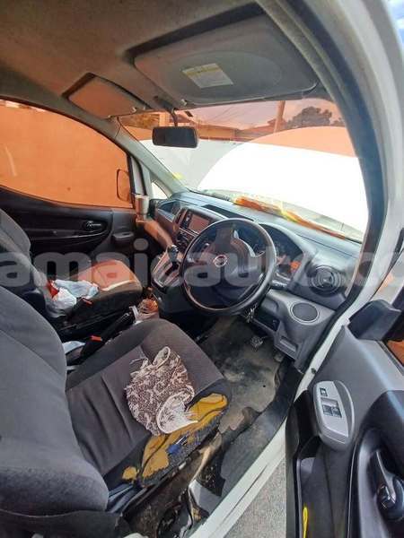 Big with watermark nissan np 300 clarendon import dubai 5406