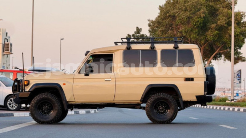 Big with watermark toyota land cruiser clarendon import dubai 5419