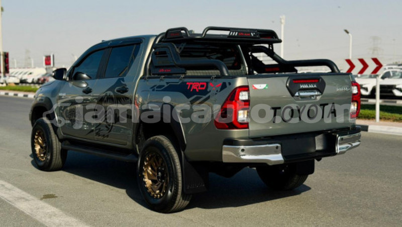 Big with watermark toyota hilux clarendon import dubai 5462