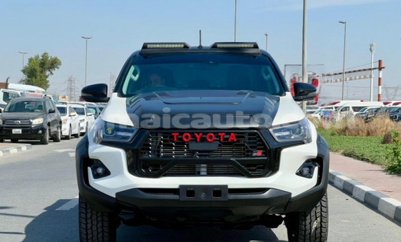 Buy Used Toyota Hilux White Car in Import - Dubai in Clarendon