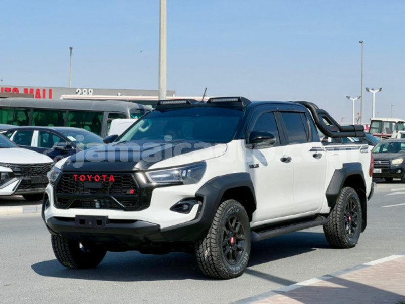 Big with watermark toyota hilux clarendon import dubai 5471