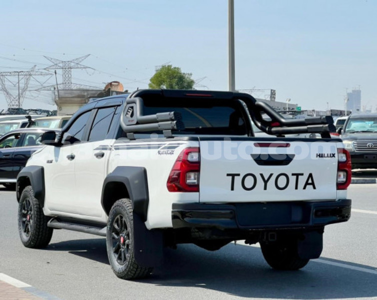 Big with watermark toyota hilux clarendon import dubai 5471
