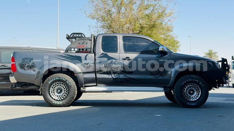 Big with watermark toyota hilux clarendon import dubai 5489