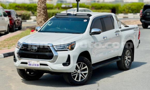 Buy Used Toyota Hilux White Car in Import - Dubai in Clarendon