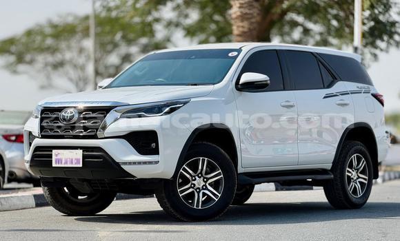 Buy Used Toyota Fortuner White Car in Import - Dubai in Clarendon
