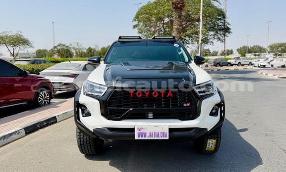 Buy Used Toyota Hilux White Car in Import - Dubai in Clarendon