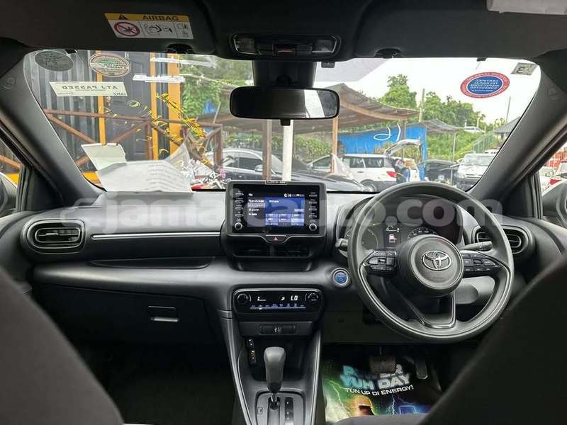 Big with watermark toyota yaris clarendon import dubai 5568