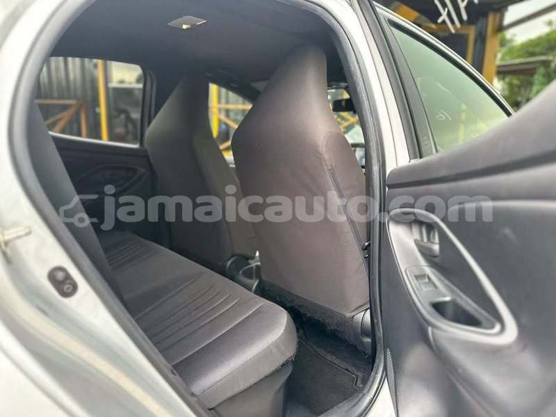 Big with watermark toyota yaris clarendon import dubai 5568