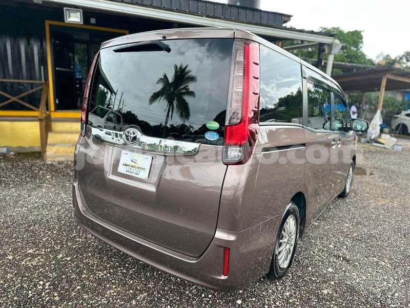 Big with watermark toyota noah clarendon import dubai 5587