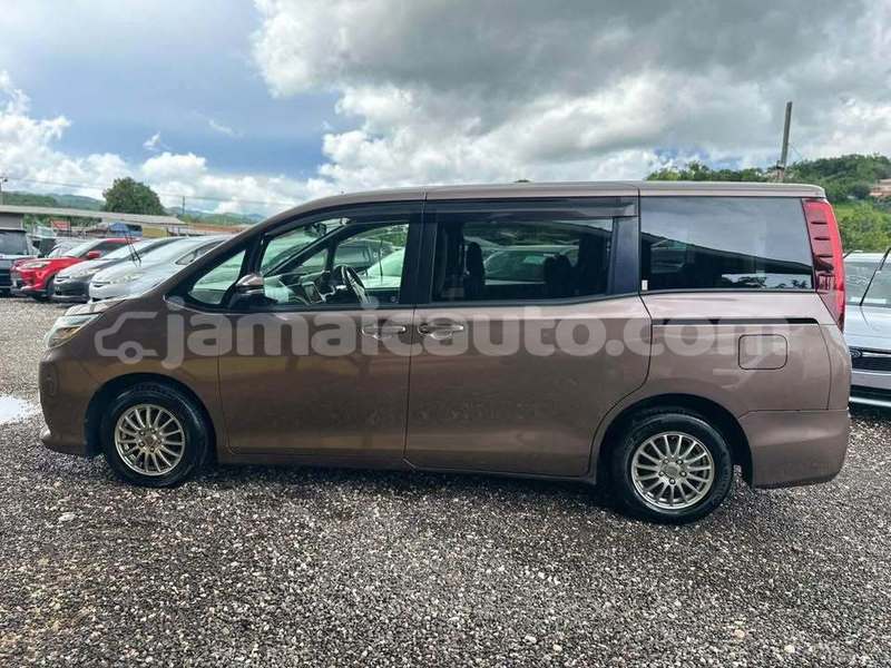 Big with watermark toyota noah clarendon import dubai 5587