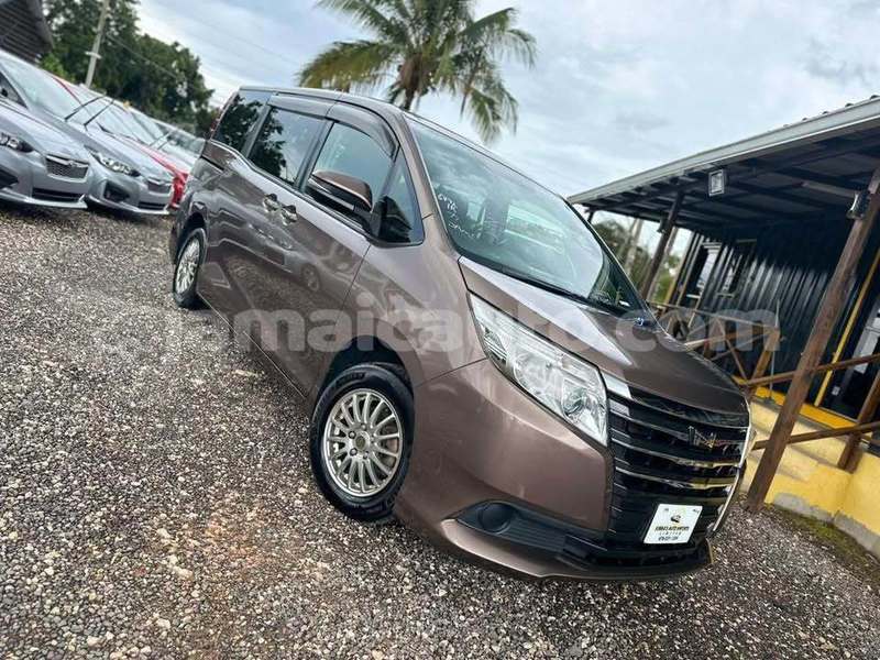 Big with watermark toyota noah clarendon import dubai 5587