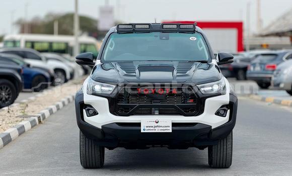 Buy Used Toyota Hilux White Car in Import - Dubai in Clarendon