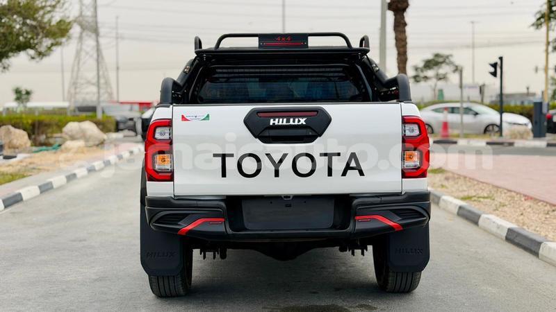 Big with watermark toyota hilux clarendon import dubai 5622