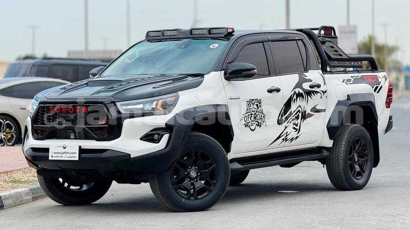 Big with watermark toyota hilux clarendon import dubai 5622