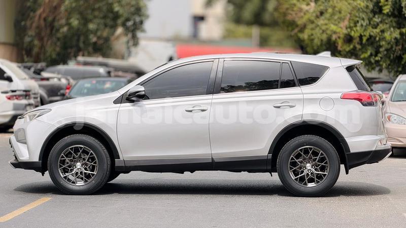 Big with watermark toyota rav4 clarendon import dubai 5625