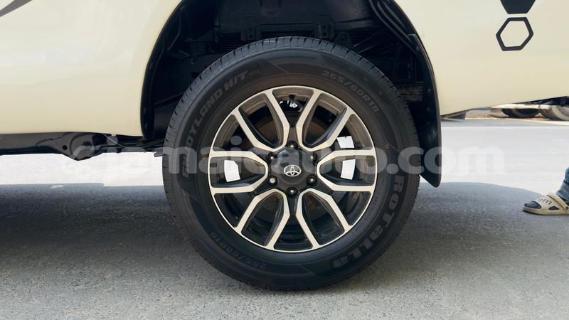 Big with watermark toyota hilux clarendon import dubai 5634